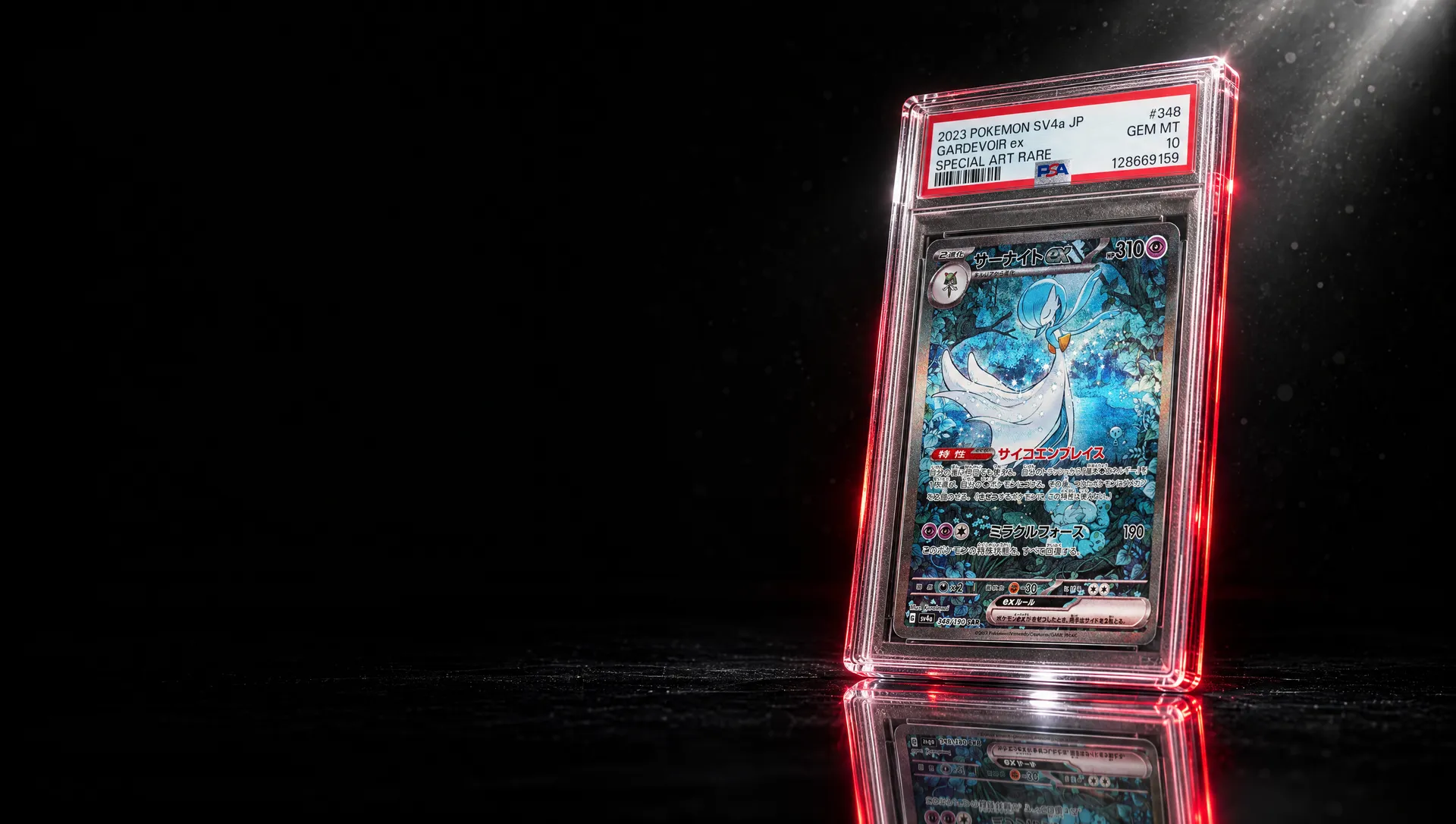Gardevoir ex PSA 10 en su losa, bajo un reflector